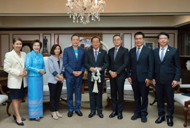 คณะผู้บริหารธนาคารกรุงไทยเข้าพบเพื่อแสดงความขอบคุณรัฐมนตรีว่าการกระทรวงการคลัง ที่ผลักดันนโยบายขับเคลื่อนเศรษฐกิจ ในโอกาสอำลาตำแหน่งรัฐมนตรี