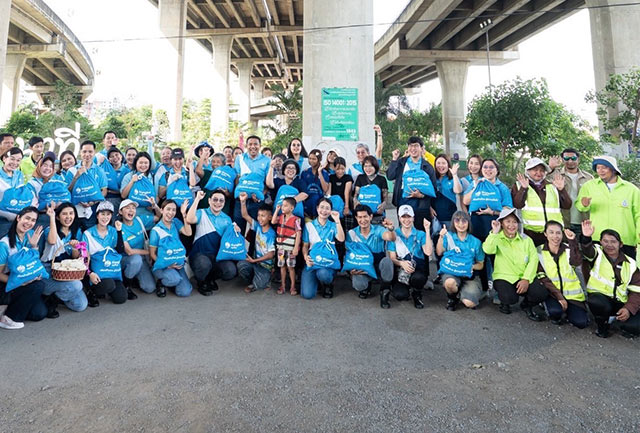 จัดกิจกรรม ”จิตอาสารักษ์โลก ล่องเรือเก็บขยะ” จับมือชุมชนดูแลคลองพระโขนง
