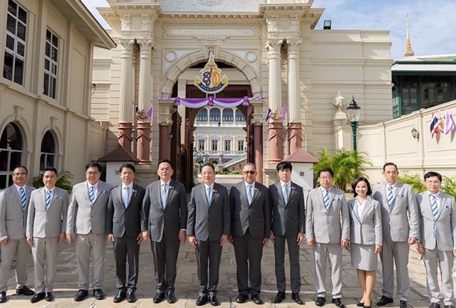 ทูลเกล้าถวายแจกันดอกไม้ พร้อมลงนามถวายพระพร สมเด็จพระนางเจ้าฯ พระบรมราชินี
